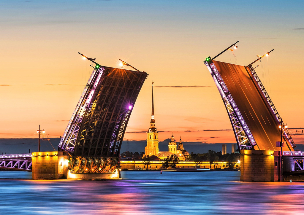 Cầu mở, cung điện mùa hè Peterhof, thánh đường Peter Paul, thành cổ Saint Petersburg và nhiều công trình kiến trúc độc đáo khác ở Nga là điểm đến lý tưởng để du khách có thể lưu lại kỷ niệm đêm trắng đáng nhớ cùng người yêu, gia đình, bạn bè trong những ngày khám phá xứ sở bạch dương. Ảnh: Thegolfclub.