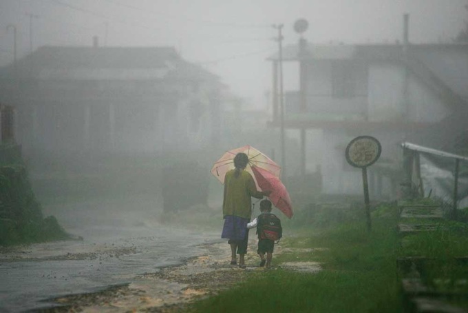 Khu vực mưa nhiều nhất thế giới Làng Mawsynram, bang Meghalaya, Ấn Độ được mệnh danh là nơi ẩm ướt nhất thế giới với lượng mưa trung bình mỗi năm là 11.871 mm và đạt con số kỷ lục 26.000 mm vào năm 1985. Tuy nhiên, vào mùa đông, đặc biệt là từ tháng 12 đến tháng 2, ngôi làng lại phải đối mặt tới tình trạng thiếu nước trầm trọng. Sống chung với những cơn mưa dai dẳng, triền miên, làng Mawsynram sở hữu hệ thực vật tươi tốt cùng những thác nước và hang động đẹp. Ảnh: Open The Magazine.