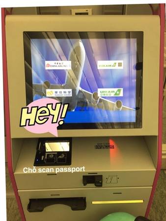 Dùng máy tự check-in scan hộ chiếu để nhập thông tin và chọn hãng bay. Chỉ China Airlines, Eva Air, Uni Air và Mandarin Airlines mới cung cấp dịch vụ này. Thông tin hành khách hiện trên màn hình. Hành khách tự kiểm tra và xác nhận. Ghế ngẫu nhiên được lựa chọn, tuy nhiên bạn có thể thay đổi chỗ ngồi nếu còn. Cuối cùng, vé sẽ được trả cho khách hàng qua khe màu đen.