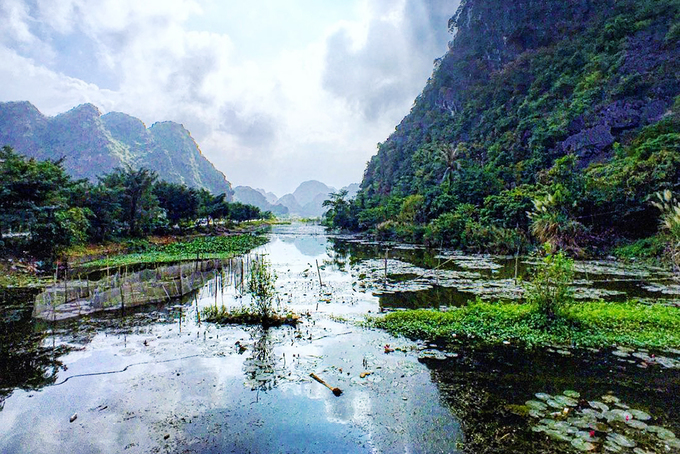 Ninh Bình Cảnh quan như chốn bồng lai tiên cảnh nằm trong quần thể di tích cố đô Hoa Lư. Động Am Tiên là điểm đến được nhiều phượt thủ miền Bắc săn lùng trong năm qua. Phần lớn khu vực này là thung lũng ngập nước, xung quanh là các vách núi đá tạo nên khung cảnh hoang sơ, huyền bí. Chính vì thế mà nhiều người còn ví nơi đây như "Tuyệt tình cốc" trong phim Thần điêu đại hiệp. Ảnh: Peytyi.