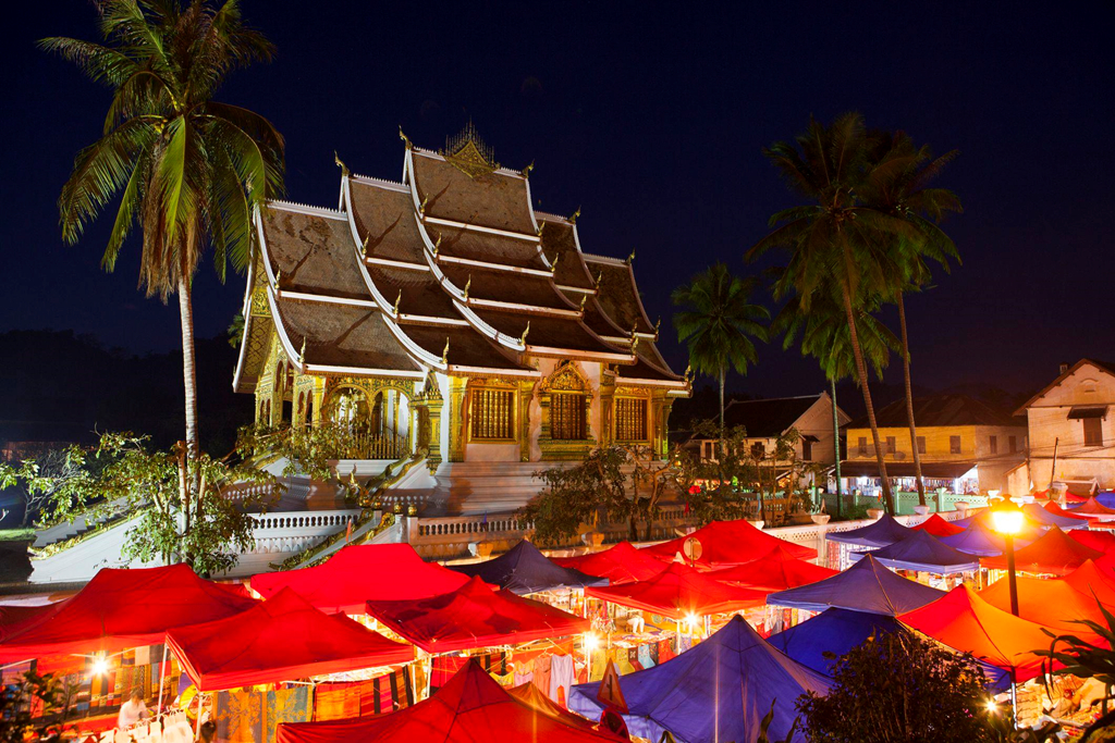 Khác với đa số chợ đêm ở châu Á, ồn ào và khá hỗn loạn, chợ đêm Luang Prabang ở Lào rất yên tĩnh, không có cảnh đám đông xô đẩy cũng như vắng tiếng la hét của những người bán hàng. Là nơi tụ họp của khoảng 300 nhà cung cấp đồ thủ công mỹ nghệ địa phương, đây là một trong những nơi tốt nhất giúp du khách tìm những món đồ quý hiếm với giá hời. Ảnh: Shutterstock.