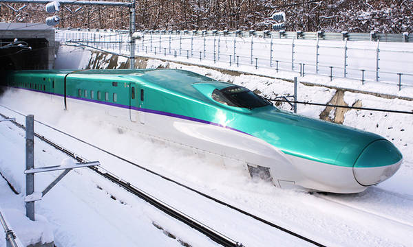 Kể từ khi hệ thống tàu Shinkansen đưa vào hoạt động, số lượng du khách đến các thành phố xa xôi của Nhật tăng lên đáng kể. Theo Japantoday, hành khách đều rất hài lòng khi sử dụng dịch vụ tàu cao tốc này. Điểm trừ duy nhất của Shinkansen có lẽ là giá vé. Giá của nó đắt gấp đôi, gấp 3 vé tàu thường, thậm chí gần bằng vé máy bay giá rẻ.