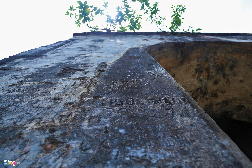 Hơn trăm năm qua, Hoành Sơn Quan vẫn giữ được nét kiến trúc cổ kính với nhiều dấu tích, chữ được khắc vào tường.