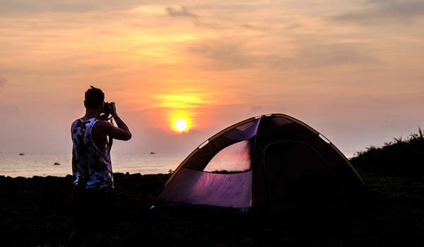 Địa điểm cắm trại lý tưởng nhất là bãi Sau trên đảo. Hãy chuẩn bị trước đồ ở đảo lớn và tự mình nướng đồ ăn tại đảo bé hoặc thuê người dân ở đảo bé giúp đỡ. Cần sạc đầy các thiết bị điện tử có ích trong việc liên lạc trước khi tiến hành lên đảo bé cắm trại, đừng để mất liên lạc, đề phòng bất trắc có thể xảy ra.