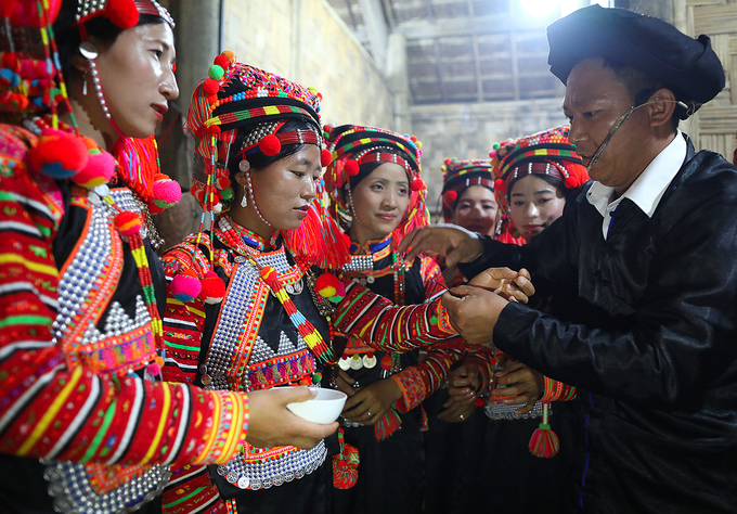 Cúng xong chủ lễ mang tất cả lễ vật vào nhà, để cạnh bàn thờ, sau đó cho các thành viên trong nhà cùng uống bát nước trắng. Từng người uống nước đồng nghĩa với việc hồn của họ đã trở về. Sau đó gia chủ trả lại trang sức, quần áo, vật dụng cho từng người.