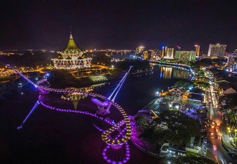 Sự đông đúc của Kuching tập trung nhiều ở phía bờ nam sông Sarawak, đây cũng là nơi Hoa kiều sống tập trung với nhau, với các kiến trúc quan trọng đều được sơn phủ màu xanh da trời. Phía bờ Bắc ít nhộn nhịp hơn, nổi bật với kiến trúc xanh lá, là nơi chủ yếu người Malaysia và thổ dân Bumi sinh sống. Bạn có thể đi sampan (taxi trên sông) để ngắm nhìn toàn cảnh thành phố. Nổi bật là cầu bộ hành Golden Anniversary Bridge dài 330m. Cầu vừa khánh thành năm 2017, được coi như biểu tượng mới của Kuching với những đường uốn lượn độc đáo bắc qua sông Sarawak.