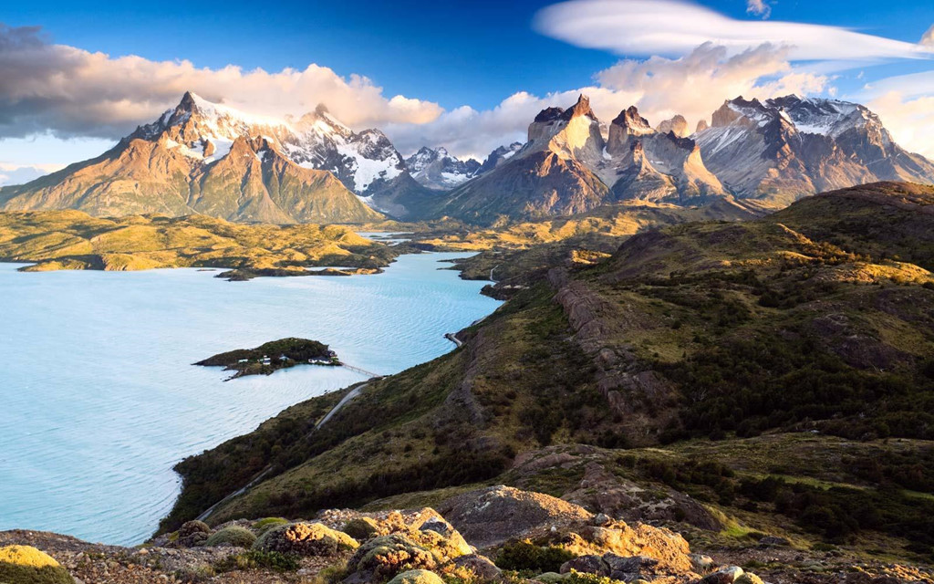 Chile: Quốc gia này được biết tới với lịch sử lâu đời, văn hóa đặc trưng và khung cảnh hùng vĩ. Đây cũng là điểm đến được lòng du khách hạng sang, với những khách sạn 5 sao nhìn ra thiên nhiên choáng ngợp. Ảnh: Travel&leisure.