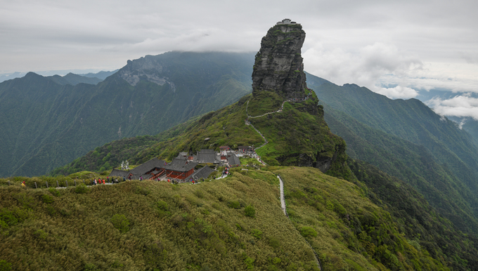 Núi Phạm Tịnh có độ cao 2.570 m, là khu vực cao nhất của dãy núi Wending, tỉnh Quý Châu, tây nam Trung Quốc. Khối núi đá vôi nổi tiếng ở đây có tên Đỉnh Vàng, với hình dáng được nhiều khách tham quan cho rằng giống ngón tay cái, cao hơn 100 m. Trên đỉnh khối đá là hai ngôi đền thờ Phật Thích Ca và Di Lặc, kết nối với nhau bằng một cây cầu nhỏ.