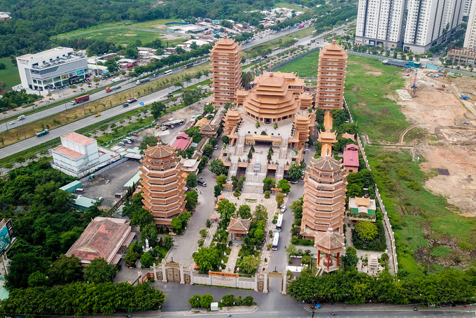 Pháp viện Minh Đăng Quang hình thành năm 1968 thuộc hệ phái Khất sĩ, ban đầu chỉ gồm ngôi chánh điện nhỏ và một số am cốc bằng tre. Đầu năm 2009, pháp viện được xây dựng quy mô với nhiều hạng mục. Hiện, công trình là một quần thể kiến trúc Phật giáo đặc sắc, rộng lớn ở ngay Xa lộ Hà Nội (quận 2), cửa ngõ vào trung tâm TP HCM. Hệ phái Khất sĩ ra đời năm 1944 tại Nam bộ, do Tổ sư Minh Đăng Quang sáng lập. Nơi đây, ngoài chức năng như một ngôi chùa, còn đào tạo Phật pháp cho các tăng lữ, Phật tử nên được gọi là pháp viện.