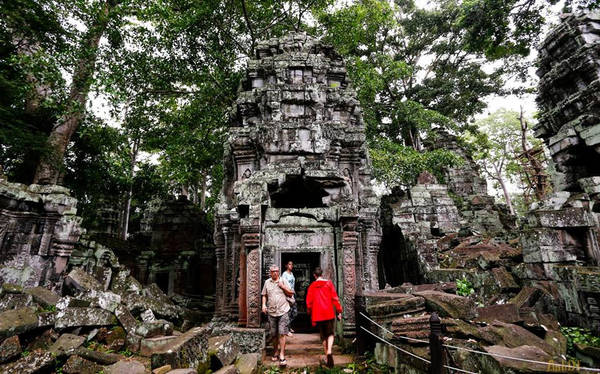 Bên cạnh hòn đảo Koh Rong Samloem tuyệt đẹp, những món ăn hấp dẫn thì những ngôi đền Angkor với vẻ đẹp huyền bí cũng là lựa chọn không thể bỏ qua trong hành trình khám phá đất nước chùa tháp của các du khách.