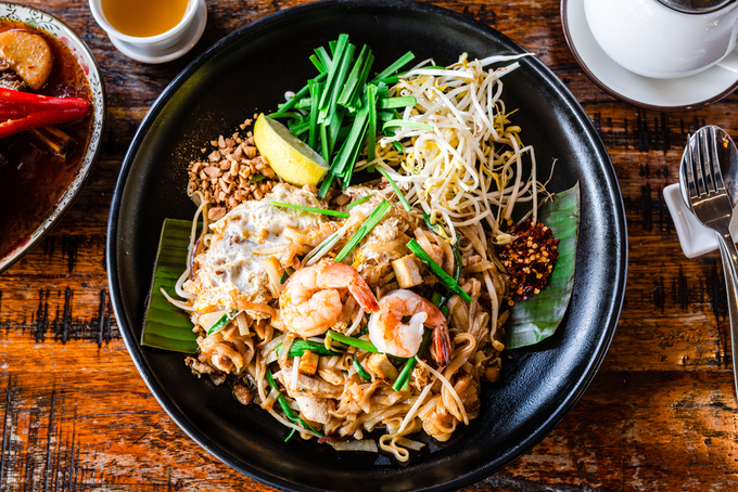 Pad Thai (phở xào) Pad Thai từ lâu là "món ăn quốc gia" của Thái Lan, ra đời trong thời điểm đất nước này gặp khó khăn, khi người dân phải trộn tất cả nguyên liệu có sẵn vào làm một món. Về cơ bản, Pad Thai gồm có mì, trứng, tôm, giá và các loại rau củ quả khác. Các quán Pad Thai nổi tiếng thường thu hút khách hàng với công thức đặc biệt. Giá món này khoảng 80 baht (gần 50.000 đồng) cho một phần Pad Thai cơ bản loại nhỏ. Ảnh: Shutterstock/Giulia M.