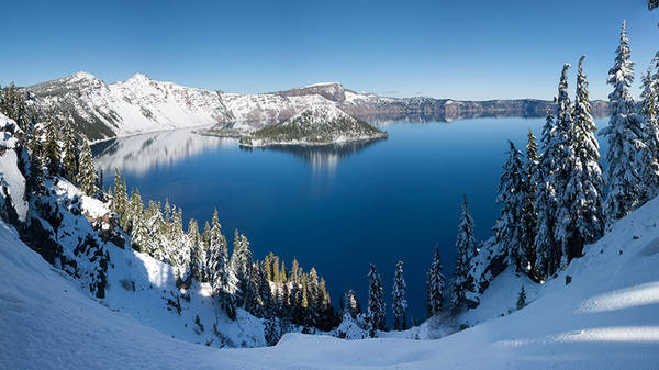 Hồ Crater, Oregon, Mỹ Hồ Crater có hình chảo, nằm ở phía nam Oregon. Hồ nằm trong khuôn viên của vườn quốc gia Crater Lake, thu hút với màu xanh da trời đậm và độ trong của nước. Hồ nước này từng được xếp vào danh sách một trong những hồ nước sạch và xanh nhất thế giới vì không có vịnh nhỏ hay nhánh rẽ nào khác. Hồ cũng nổi tiếng sâu nhất nước Mỹ và một trong những hồ sâu nhất thế giới. Ảnh: Wekipedia