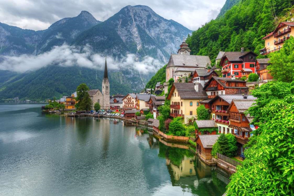 9. Hallstatt, Áo: Nằm ở độ cao 511 m, Hallstatt là một ngôi làng cổ nổi tiếng được chụp ảnh và check-in nhiều nhất tại Áo. Cách tốt nhất để đến đây là đi trên một chuyến phà ở hồ Hallstatt, sau đó đi dọc đường mòn Echerntal và chiêm ngưỡng khung cảnh thần tiên xung quanh vốn là nguồn cảm hứng sáng tác cho biết bao nghệ sĩ, nhà thơ.