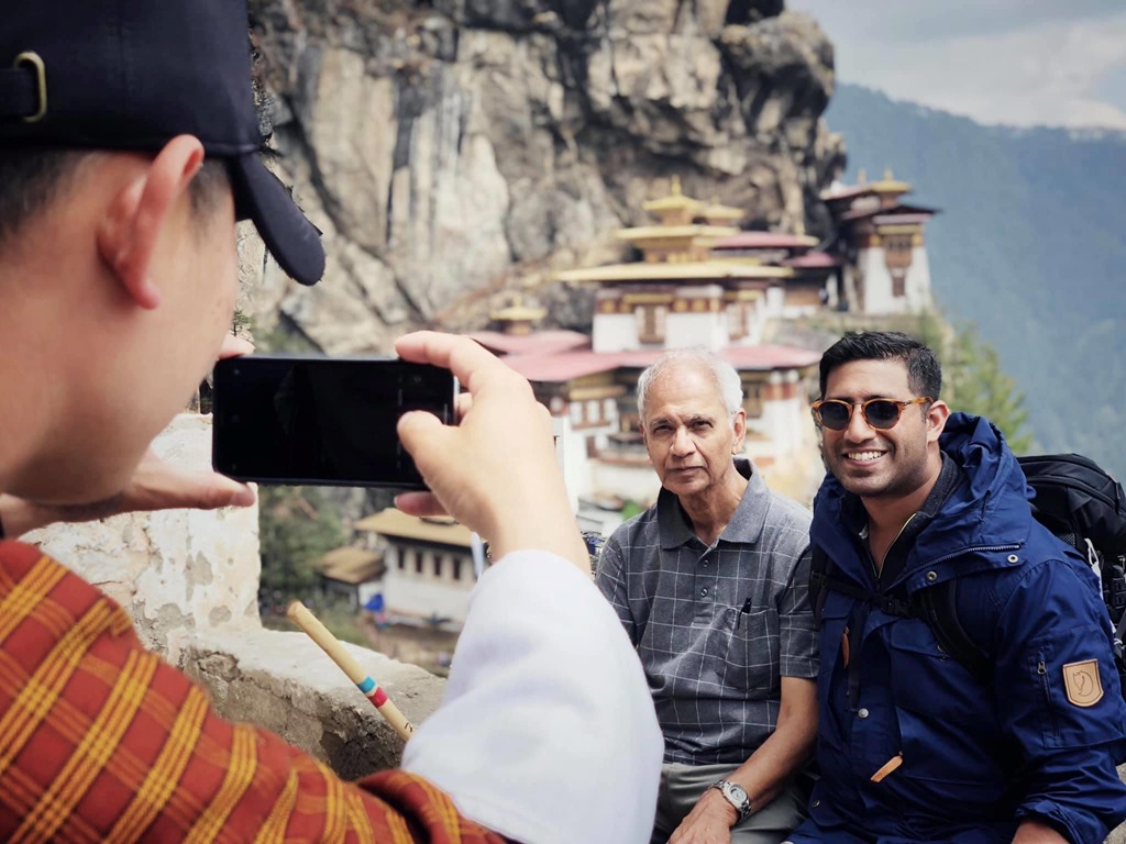 Bhutan có 4 mùa rõ rệt trong năm. Thời điểm lý tưởng để ghé thăm vương quốc hạnh phúc là vào mùa xuân (tháng 3-4) và mùa lễ hội (tháng 9-11). Bạn có thể cảm nhận thiên nhiên tươi đẹp và khám phá bản sắc văn hóa đậm nét của Bhutan ở các điểm đến nổi tiếng như pháo đài lớn nhất đất nước - Trongsa, tháp Kora, tu viện Taktsan, tượng Phật Dordenma, pháo đài Punakha, vườn thú hoang dã Jigme Dorji…