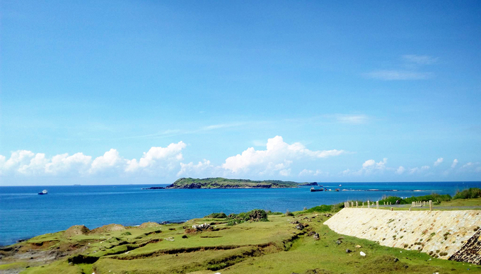 Phú Quý, Bình Thuận Đảo Phú Quý hay còn gọi là Cù Lao Thu nằm cách Phan Thiết (Bình Thuận) 120 km là điểm khám phá hè được nhiều bạn trẻ yêu thích. Đây là huyện đảo xa nhất của tỉnh Bình Thuận, thu hút du khách bởi những bãi biển vắng người, khung cảnh thiên nhiên hoang sơ. Hiện phương tiện duy nhất để lên đảo là tàu, mất khoảng 4 - 6 giờ tùy loại. Ảnh: Tính Phú Quý.