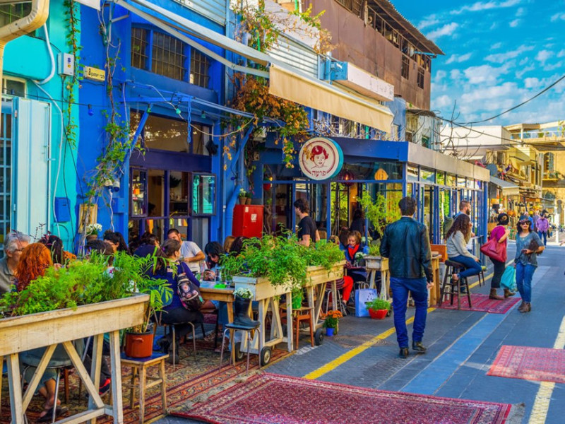 Israel: Các nhà hàng ở Israel thường tính thêm phí dịch vụ trong hóa đơn. Tuy nhiên, khách hàng nên để lại một chút tiền tip riêng cho các nhân viên phục vụ. Ảnh: eFesenko/Shutterstock.