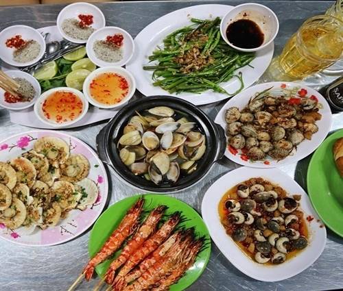 Vĩnh Khánh (Quận 4)  Nhắc đến ốc, hải sản ở TP HCM là nhớ ngay đến phố Vĩnh Khánh với gần hai chục quán lớn nhỏ hai bên đường luôn kín khách. Thực đơn đa dạng, phục vụ nhanh là điểm cộng của khu vực này. Quán bình dân giá vài chục nghìn một đĩa, quán sang giá gần triệu đồng một món cũng có, phù hợp với nhiều đối tượng khách. Từ tháng 3, vỉa hè ở thành phố được dọn dẹp, các quán ốc phải lui vào bán ở trong nhà, nên hơi chật chội. Trong khi đó phương án mua mang về lại không hợp lý bởi phong cách thưởng thức hải sản là ăn ngay sau khi chế biến (nướng, hấp...). Ảnh: diadiemanuong.