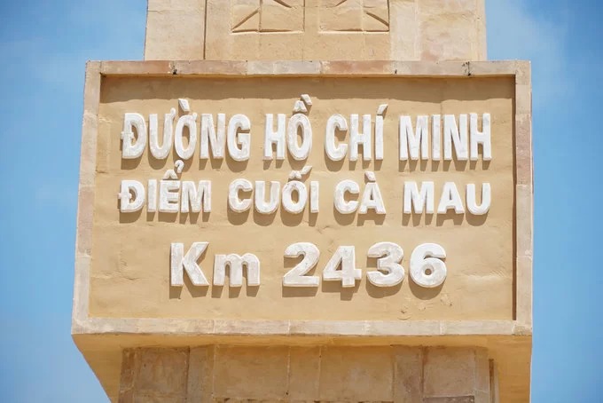 Km 2436 của đường Hồ Chí Minh thuộc Khu du lịch Quốc gia Mũi Cà Mau. Con đường bắt đầu từ Pác Bó - Cao Bằng đi qua 28 tỉnh thành phố và kết thúc ở điểm cực nam của Tổ quốc. Công trình gồm tượng đài và hai bức phù điêu ở Đất Mũi được khởi công vào năm 2017.