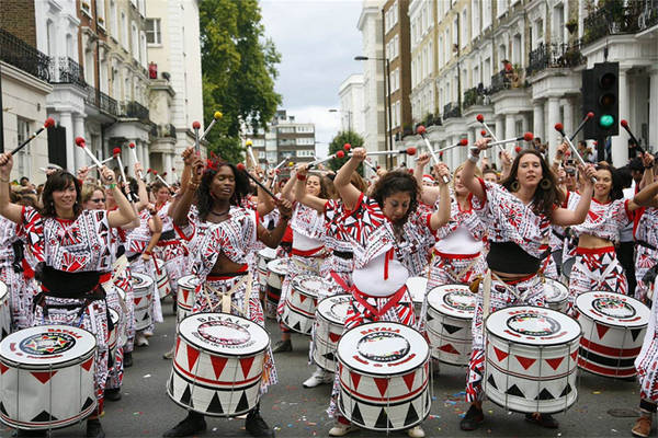 Lễ hội Carnival tại Notting Hill, khởi đầu từ những năm 1950, thường diễn ra vào cuối tháng 8 dịp Bank Holiday, thu hút cả triệu người tham gia. Các đường phố chật cứng người hoá trang, các ban nhạc chủ yếu theo phong cách Mỹ La tinh và Caribe, những quầy hàng bán đồ ăn..