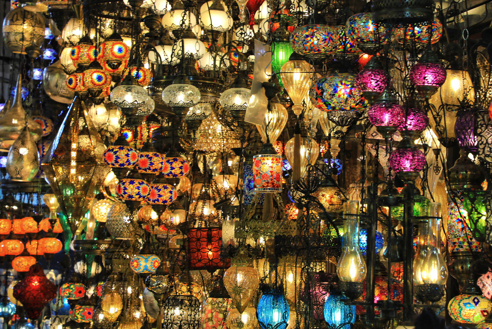 Một cửa hàng bán đèn trong chợ Grand Bazaar ở thủ đô Istanbul