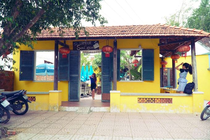 Ở đường Đình Cương, thị trấn Chợ Chùa, huyện Nghĩa Hành (Quảng Ngãi), quán cà phê gợi nhớ Sài Gòn là địa chỉ được nhiều khách trong và ngoài tỉnh tìm đến.