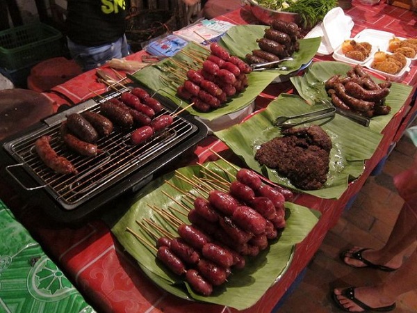 Xúc xích Lào khá phổ biến trong các khu chợ đêm, thường được làm từ thịt mỡ lợn ướp với thảo mộc và ớt, rồi xông khói cho hương vị lạ lẫm. Bên cạnh đó món xúc xích cay làm từ thịt trâu nước cũng rất hút khách - Ảnh: Isriya Paireepairit.