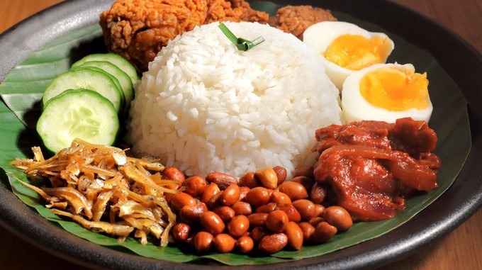 Rendang Đây là bò om truyền thống của Malaysia. Nó được nấu với nhiều loại gia vị như thì là, sả tươi, nghệ, quế và ớt. Không giống các loại thịt bò khô, bò sấy, Rendang được om đến khi cạn nước. Vì vậy khi khô lại, món ăn vẫn giữ được độ mềm, ngậy béo của thịt bò và các tầng hương vị của nước cốt dừa, ớt và quế. Du khách có thể thưởng thức rendang ở nhà hàng Madam Kwan hoặc Wondermama, Kuala Lumpur. Ảnh: Malaysia Kitchen.