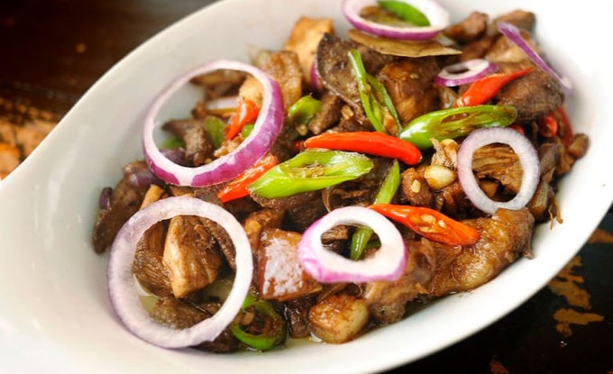 Igado Thịt lợn và gan được nấu cùng với với giấm, nước tương, tỏi, hành tây, lá nguyệt quế, ớt chuông và đậu xanh tạo nên Igado, một món ăn phổ biến ở vùng Ilocos (nó cũng nổi tiếng ở Bicol, tỉnh Albay). Món ăn này đặt tên theo từ "Higado", trong tiếng Tây Ban Nha có nghĩa là gan, thường được biết đến như "họ hàng" của adobo và menudo (thịt lợn hầm cà chua). Bạn có thể tìm thấy món ăn này tại nhà hàng Top Meal Food Haus, Manila.