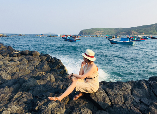 Một bên là gành đá, một bên là biển xanh, xa xa là đồi núi chập chùng... Một góc chụp hình đẹp cho các cô nàng mê sống ảo tại Gành đá đĩa.