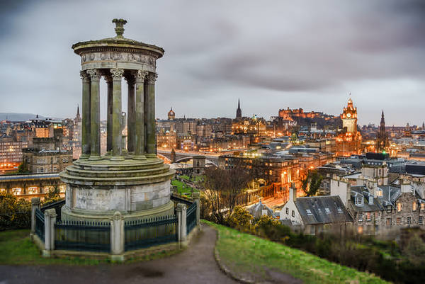 Edinburgh, Scotland Lâu đài trùng tên với thủ đô của Scotland là nơi có những căn ngục tối với quá khứ khủng khiếp. Con phố ma ám Real Mary Kings Close, cũng là một điểm đến không thể bỏ qua khi bạn ghé thăm Edinburgh. Ảnh: Flickr.