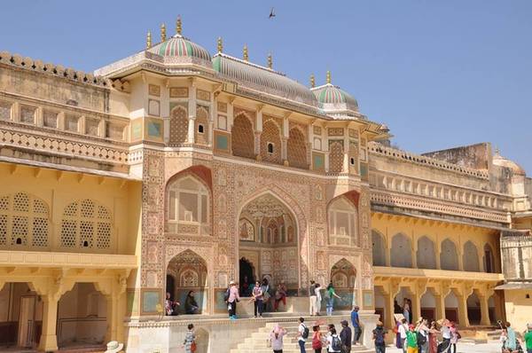 Cách trung tâm thành phố 11 km, Amber Fort (pháo đài Amber) từng là thủ phủ của Jaipur, bang Rajasthan, Ấn Độ thời hoàng kim. Pháo đài có tên ban đầu là Ambikeshwara, sau được rút gọn bằng cái tên Amber hoặc Amer. Công trình được xây dựng vào năm 1592 từ đá cẩm thạch trắng và sa thạch đỏ, đem đến vẻ đẹp bền vững với thời gian.