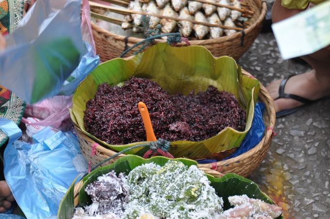 Bột sắn và cơm đen Cây sắn thường được dùng để làm bột sắn, một món ăn khá phổ biến ở Lào. Sản phẩm từ loài cây này còn dùng làm mì kopiak để nấu súp hoặc nấu đông trong các món ăn ngọt, các loại trà. Cơm đen ở Lào được dùng làm món ăn ngọt như xôi xoài, khi trộn sữa dừa với xôi và cả xoài tươi.