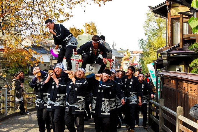 Takayama được ví như “Kyoto thu nhỏ” với các sân khấu đường phố, nhà gỗ cổ kính, nghề thủ công truyền thống. Bạn có thể đến đây vào bất kỳ thời điểm nào trong năm, nhưng lý tưởng nhất là mùa thu. Đây là thời điểm tổ chức lễ hội Takayama Matsuri nổi tiếng Nhật Bản (khoảng 9, 10/10 hàng năm). Hãy hòa vào dòng xe diễu hành theo văn hóa từ thời Edo và nghi lễ dâng tặng búp bê Karakuri cho các vị thần. Ảnh: ShutterStock/Pixel to the people.