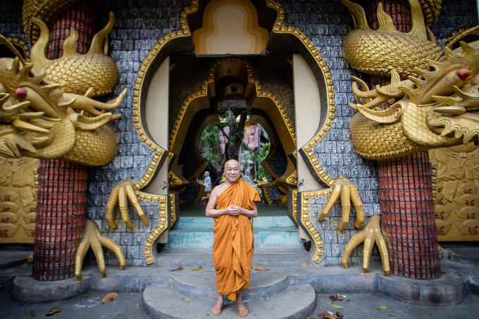 Sư thầy Thích Thiện Chiếu cho biết, kiến trúc chùa là sự kết hợp hài hoà giữa giáo lý nhà Phật với lịch sử văn hoá dân tộc Việt Nam. Lối vào cổng chùa không có cửa, thay vào đó là là hai hình tượng Phật đứng và ngồi. "Chùa không có mái để nhìn ra ''chín phương trời, mười phương Phật'', không cửa để đón chào tất cả chúng sinh, không tường, cột để con người không bị ngăn cách và giới hạn. Đã là cửa Phật thì mọi thứ cần giải thoát, nhẹ nhàng", vị sư tiếp quản chùa từ năm 1975 lý giải.