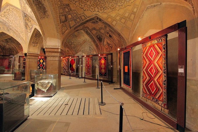 Bảo tàng thảm Theo Apochi, nghề dệt thảm ở Iran có nguồn gốc từ thời đại đồ đồng, khoảng 5.000 năm TCN. Ở Iran có nhiều loại thảm khác nhau như Kilim, Ghaliche với nhiều hình dạng, màu sắc và chất liệu. Những hình ảnh trên các tấm thảm đều có ý nghĩa biểu tượng, đôi khi là những câu chuyện về huyền thoại Ba Tư, đặc trưng văn hóa của các nhóm dân tộc hay những khung cảnh tự nhiên của Iran. Ở đây, dệt thảm không phải là một công việc, mà là một nghệ thuật, loại thảm tốt nhất là loại được dệt thủ công. Bảo tàng thảm Iran, thủ đô Tehran có hai hội trường chính, một nơi để trưng bày hơn 150 loại thảm Ba Tư và một để triển lãm theo mỗi mùa khác nhau. Bảo tàng thảm được khai trương vào ngày 11/2/1978 với mục đích phát triển nghệ thuật dệt thảm và lưu giữ những loại thảm khác nhau trên cả nước. Do đó, bảo tàng là nơi phù hợp dành cho du khách yêu thích khám phá văn hóa và nghệ thuật của quốc gia này. Ảnh: Irana Culture.