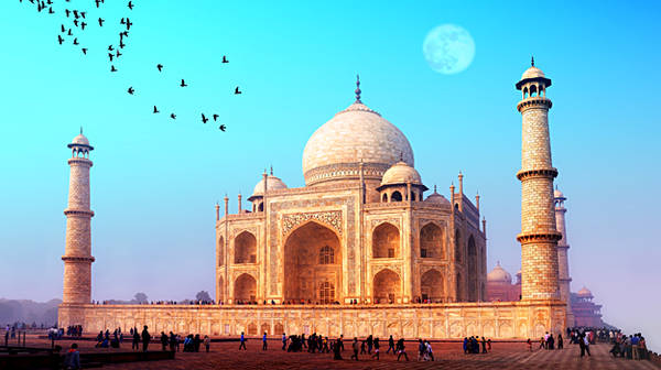 Taj Mahal được xây dựng bằng năng lượng của một tình yêu vĩnh cửu, in dấu mãi mãi với thời gian.