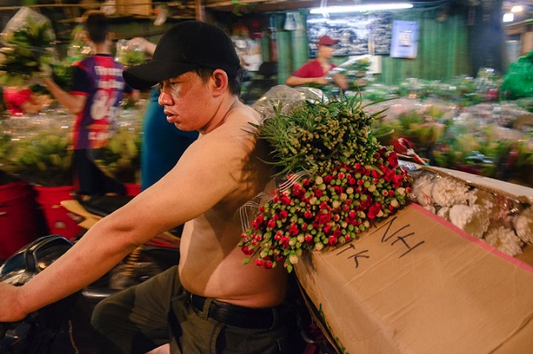 Anh Minh làm công phụ gia đình từ hồi thanh niên nay gần 40 tuổi, cho biết: "Cái vui nhất ở cái nghề buôn hoa này là không nhìn thấy hoa héo tại sạp của mình". Những chiếc xe máy chất đầy hoa này chạy trong chợ, từ sạp này đến sạp khác theo yêu cầu đặt hàng.