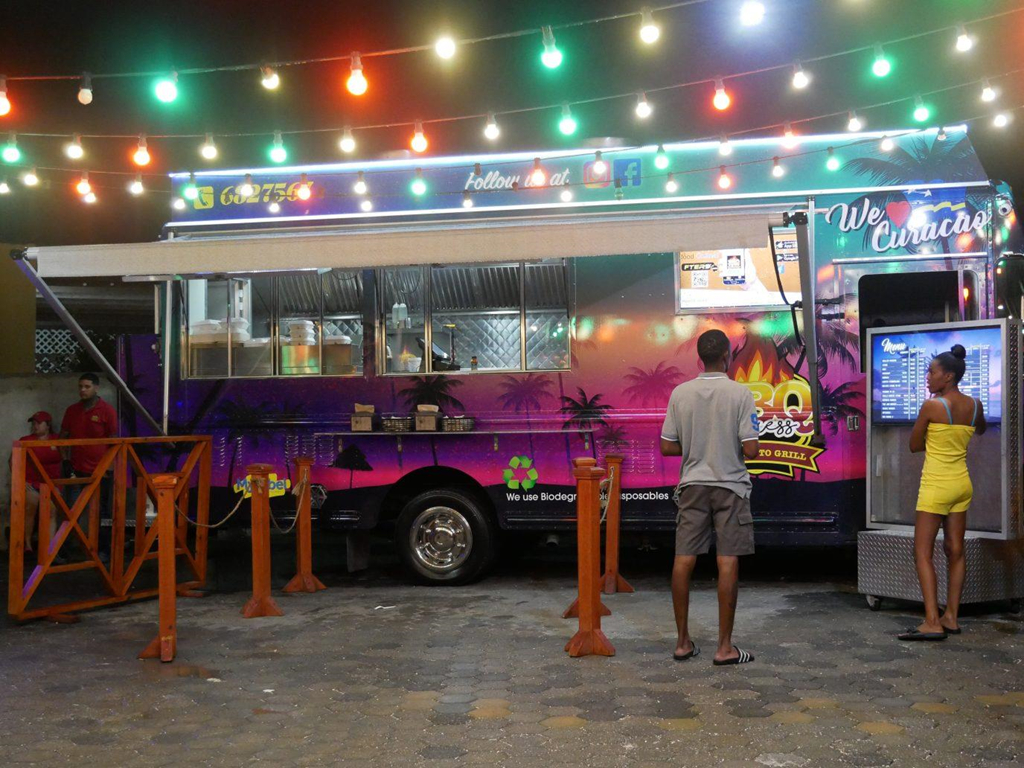 3. Thiên đường ẩm thực trên xe tải: Đến Curacao, bạn sẽ dễ dàng tìm thấy truk di pan (xe tải bánh mì). Những chiếc xe tải đủ màu sắc chở đầy thức ăn đã có mặt trên đảo hơn 30 năm. Món sườn, khoai tây chiên ngập nước sốt đậu phộng đã làm nên thương hiệu của những chiếc xe chuyên xuất hiện vào ban đêm. Giá một phần ăn chỉ dao động từ 7 USD.