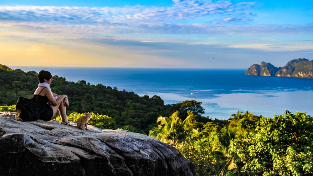 Không nơi nào có vị trí quan sát toàn cảnh Koh Phi Phi đẹp hơn Viewpoint. Giá vé tham quan chỉ khoảng 25.000 đồng/người. Đường đi tới đây được trải nhựa nên di chuyển rất dễ dàng. Nếu sung sức, bạn sẽ mất tầm 20 phút để lên tới đỉnh. Các trang web địa phương khuyên du khách nên mang sẵn nước, đề phòng khát dọc đường. Sau khi lên tới đỉnh, bạn sẽ được chiêm ngưỡng toàn cảnh đảo ngọc Phi Phi từ độ cao 186 m. Thời gian hợp lý nhất để chụp một bức ảnh đẹp tại Viewpoint là trước 10h. Ảnh: Shutterstock.