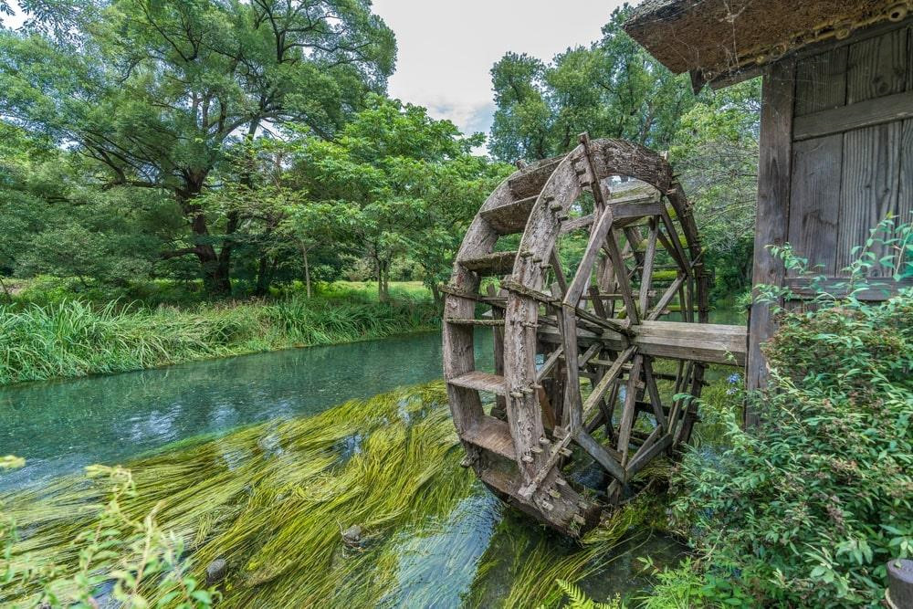 Những chiếc bánh xe bằng gỗ kiểu cũ, nằm dọc theo dòng sông, là điểm nhấn trong bức tranh thiên nhiên của ngôi làng. Đây là đạo cụ đoàn phim "bỏ quên", góp phần khiến khung cảnh trở nên lãng mạn, thơ mộng hơn. Ảnh: Manuel Ascanio.