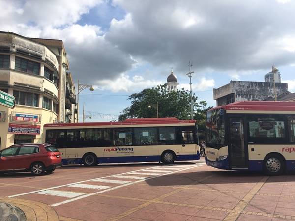 Đặc biệt, George town có tuyến C.A.T bus - Central Area Transit (dịch vụ trung chuyển ở trung tâm phố), dừng hầu hết các điểm du lịch nổi tiếng của George town, miễn phí cho người đi. Xe được trang bị điều hòa mát mẻ, sạch sẽ, thoải mái. Phía trước và đằng sau xe có đặt bảng điện tử để dễ phân biệt.