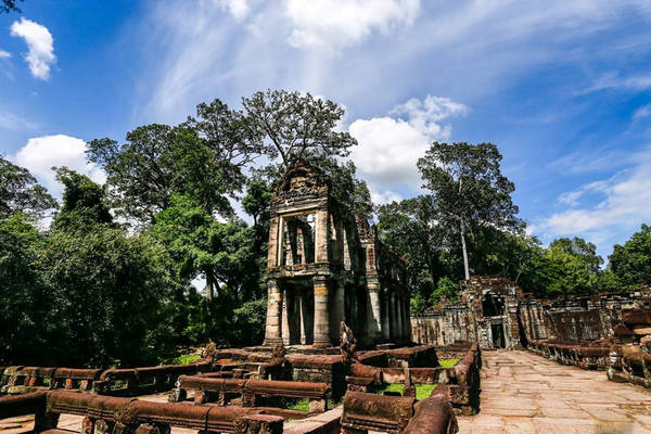 Ngôi đền toát lên cái vẻ cổ kính, tôn nghiêm, thiêng liêng và hoang dã. Năm 1191, đền Preah Khan được vua Jayavarman VII xây để tưởng niệm cha mình là vua Jayavarman VI. Trước đó vua Jayavarman VII đã xây dựng đền Ta Prohm dành cho mẹ của ngài. Ngôi đền này là ngôi đền Phật giáo.