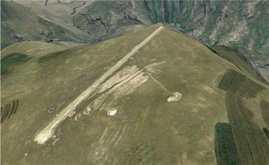 Sân bay Matekane Air Strip ở Lesotho không có gì ngoài một đường băng dài 400m có một đầu kết thúc là vách núi. Ảnh: Tom Claytor via Wikimedia Commons