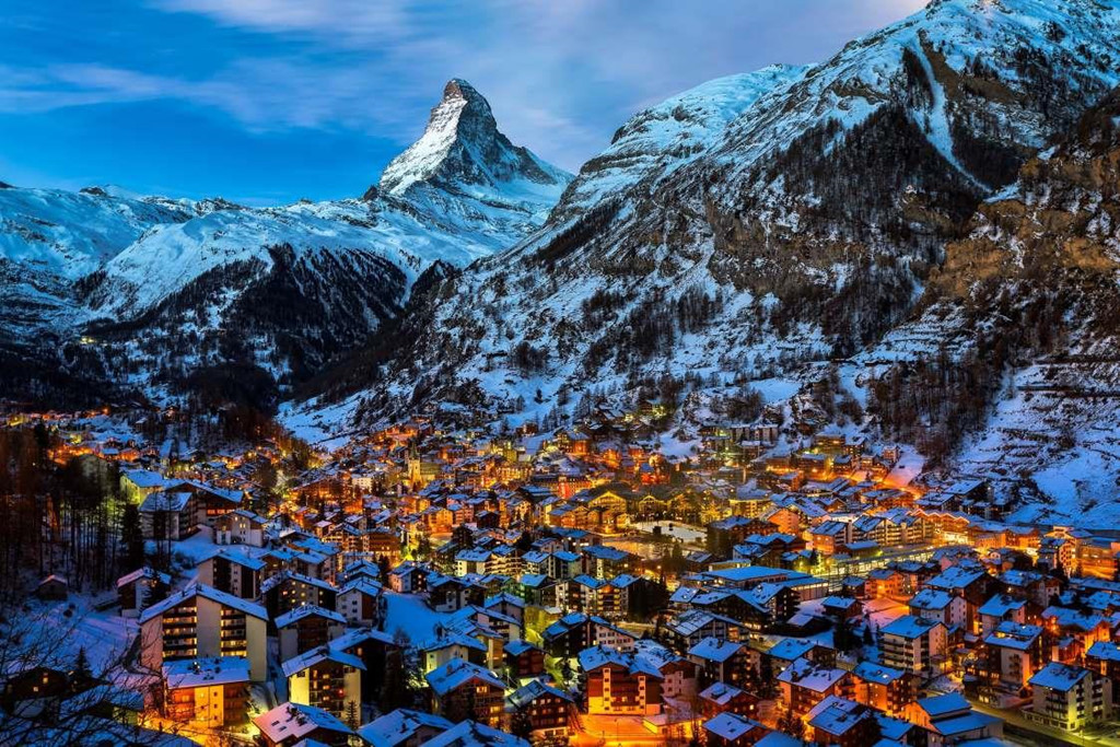 2. Zermatt, Thụy Sĩ: Ngôi làng Zermatt xinh đẹp nằm ở độ cao 1.608 m ngay chân của dãy núi Matterhorn cao nhất Thụy Sĩ. Zermatt là điểm đến lý tưởng cho những người yêu thích thể thao mùa đông hay khám phá những con đường mòn tuyệt đẹp dọc theo dãy núi. Du khách tới đây sẽ phải đi trên Gornergratbahn, tuyến đường sắt cao nhất châu Âu và có cơ hội nhìn ngắm dãy Alps hùng vĩ xung quanh.