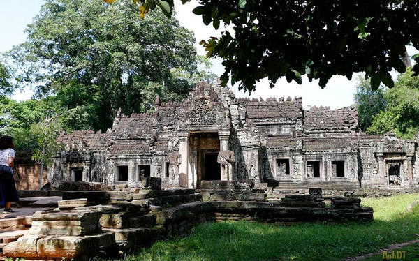 Đền Banteay Kdei là một ngôi đền ở khu vực Angkor. Đền tọa lạc ở đông nam Ta Prohm và đông của Angkor Thom. Hiện nay, đền Banteay Kdei rơi vào hiện trạng hư hỏng khá nặng. Một số kiến trúc lớn của đền đã bị sụp đổ.