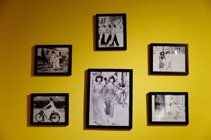 Trên tường là những bức hình về con người, khung cảnh cùng bộ sưu tập tiền giấy Việt Nam qua các thời kỳ.