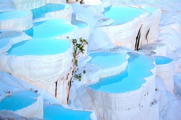 Pamukkale, Thổ Nhĩ Kỳ: Những hồ nước nóng bậc thang ở Thổ Nhĩ Kỳ được hình thành từ các mỏ đá vôi trong hàng triệu năm. Đến đây, du khách được ngâm mình và thư giãn trong hồ Cleopatra ở phía trên và ngắm nhìn quang cảnh toàn khu vực. Để tránh đám đông, khách du lịch có thể ở lại làng Pamukkale gần đó và ghé thăm hồ nước nóng vào buổi sáng sớm. Thời gian lý tưởng nhất để ghé thăm nơi đây là vào mùa xuân. Ảnh: Muratart/Shutterstock.