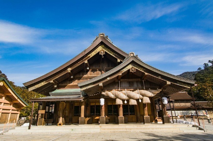 Đền Izumo Taisha, Shimane Tuy không có tài liệu chính xác về thời gian xây dựng, đền Izumo Taisa là một trong những đền thờ thần đạo cổ xưa và quan trọng nhất Nhật Bản. Điện thờ chính được xây bằng gỗ và có chiều cao 24 m. Các cột trụ ở đây nối tiếp nhau như một cầu thang lên thiên đình. Ảnh: Japan by Japan.