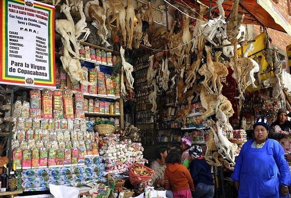 Bước vào chợ, du khách sẽ có cảm giác choáng ngợp vì hàng hóa xếp thành núi từ sàn lên tới trần các sạp. Một trong những gian hàng ở chợ phù thủy La Paz bày bán những sản phẩm phục vụ cho các nghi lễ của người dân địa phương. Ảnh: AFP.
