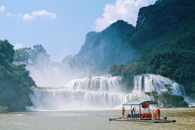 Thác Bản Giốc Nằm ở xã Đàm Thủy, huyện Trùng Khánh, thác là điểm tham quan nổi tiếng nhất của tỉnh Cao Bằng. Thác bắt nguồn từ sông Quây Sơn và chia thành 2 nhánh chính và phụ. Thác chính gồm 3 tầng, cao khoảng 35 m, nằm giữa biên giới Việt - Trung. Thác phụ nằm ở Việt Nam, gồm một tầng cao 30 m. Vào mùa mưa, từ tháng 4 đến tháng 9, dòng nước chảy xiết, tung bọt trắng xóa. Còn mùa khô vào tháng 10 - 3, dòng thác êm ả hơn với màu xanh ngọc. Ở đây, du khách có thể trải nghiệm ngồi thuyền khám phá cảnh quan thác, với giá 50.000 đồng một người.